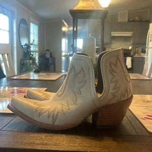 Ariat Dixon Bootie size 9.5